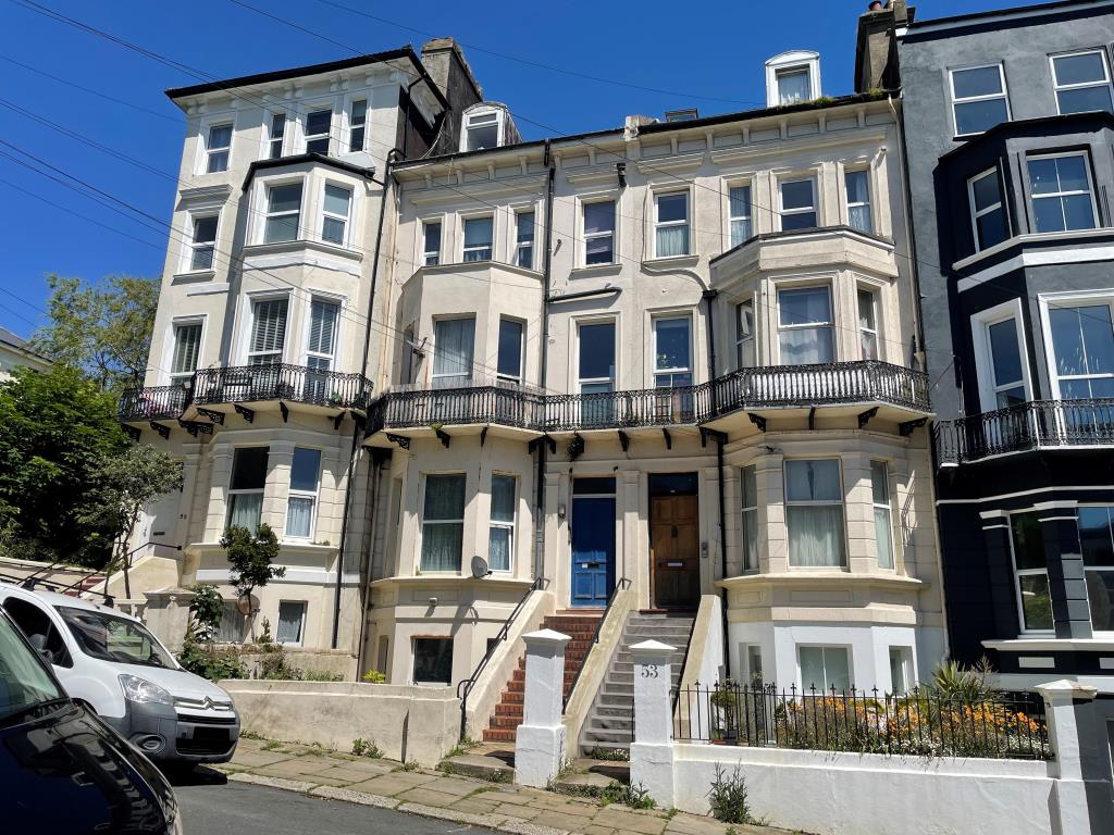 Lot: 130 - BLOCK OF FIVE FLATS FOR INVESTMENT - Mid-terrace property arranged as flats